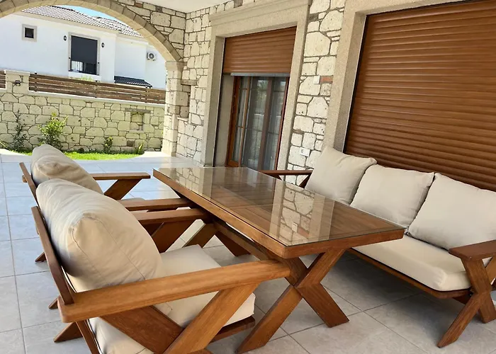 Villa Reisdere Kiralik Havuzlu *